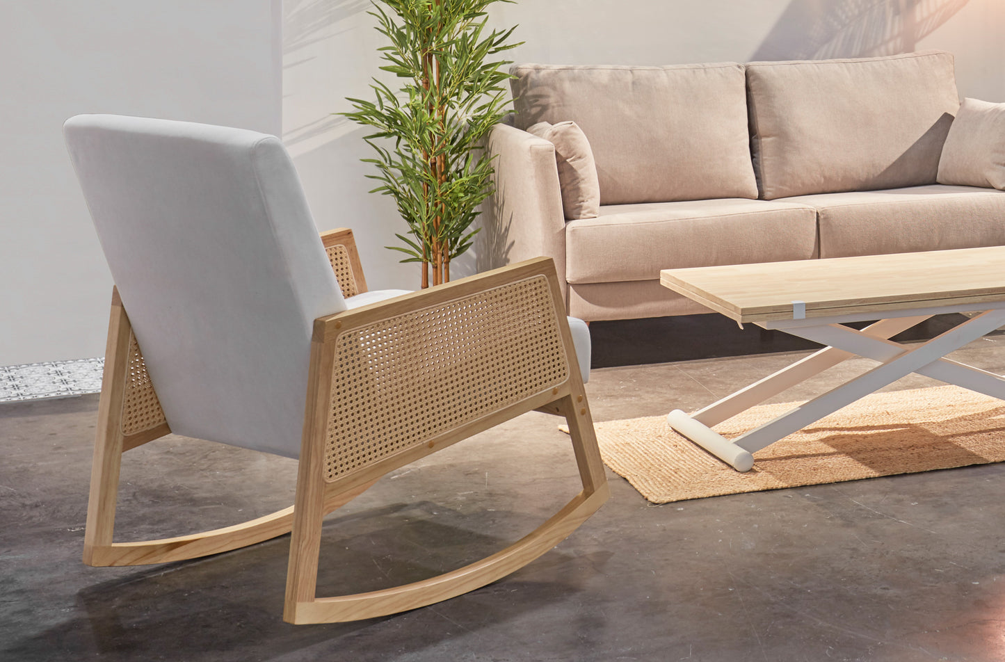 BUTACA MECEDORA GOETHE MICROFIBRA CREMA / RATTAN / MADERA